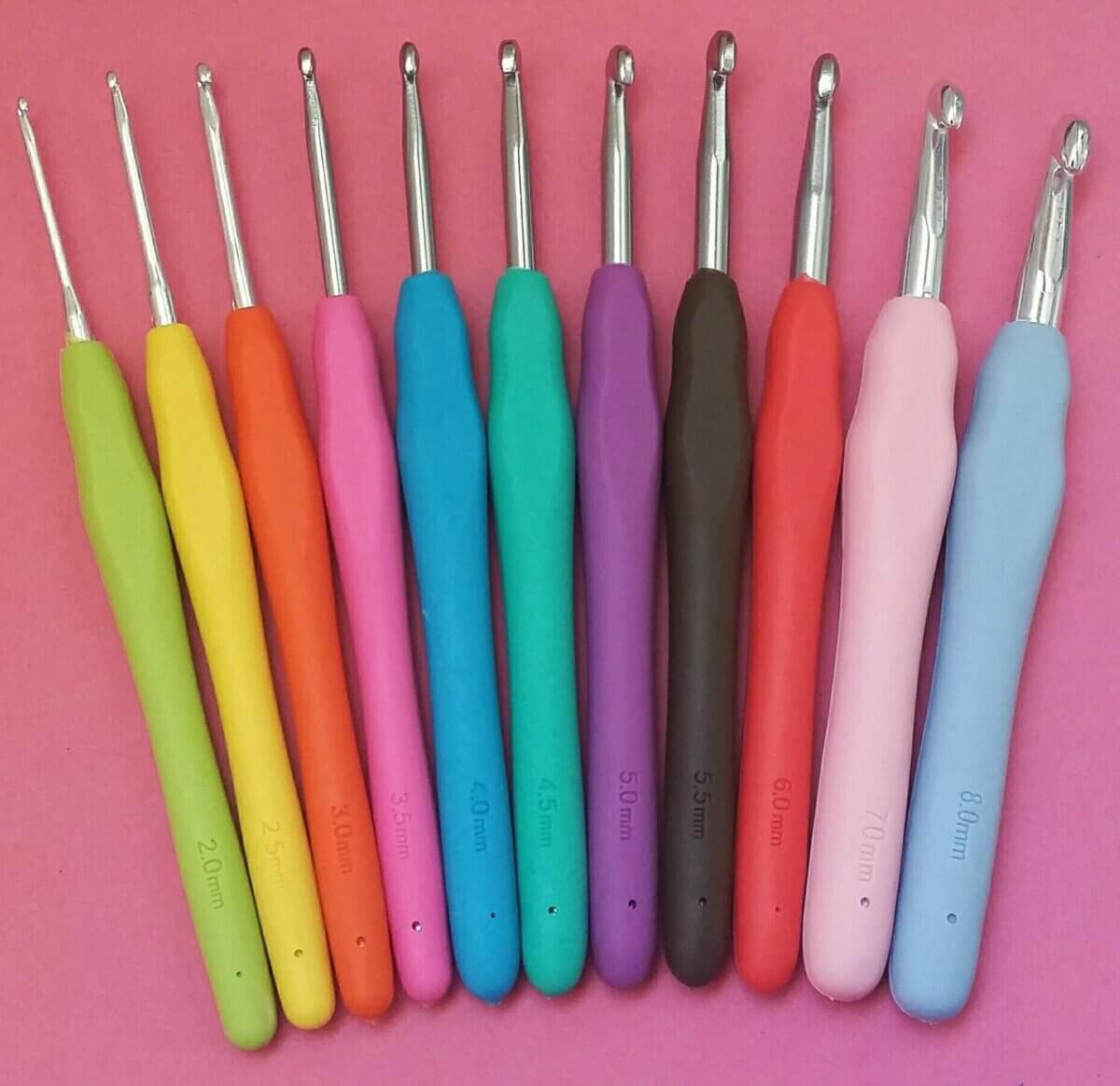 Soft grip crochet needles 12 pieces This set contains the crochet needles: 2.0 mm, 2.5 mm, 3.0 mm, 3.5 mm, 4.0 mm, 4.5 mm, 5.0 mm, 5.5 mm, 6.0 mm, 6.5 mm, 7.0 mm and 8.0 mm