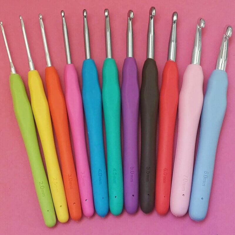 Soft grip crochet needles 12 pieces This set contains the crochet needles: 2.0 mm, 2.5 mm, 3.0 mm, 3.5 mm, 4.0 mm, 4.5 mm, 5.0 mm, 5.5 mm, 6.0 mm, 6.5 mm, 7.0 mm and 8.0 mm