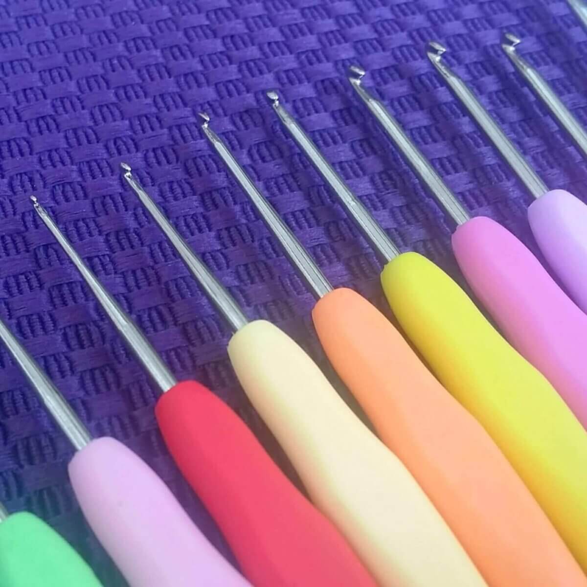 Jeu d'aiguilles à crochet ergonomiques pas cher petites tailles grossiste pas cher bonnes à la main trèfle fin