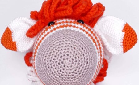 Zebra Zoë Amigurumi gemaakt met ByClaire White (001) en Orange (046)