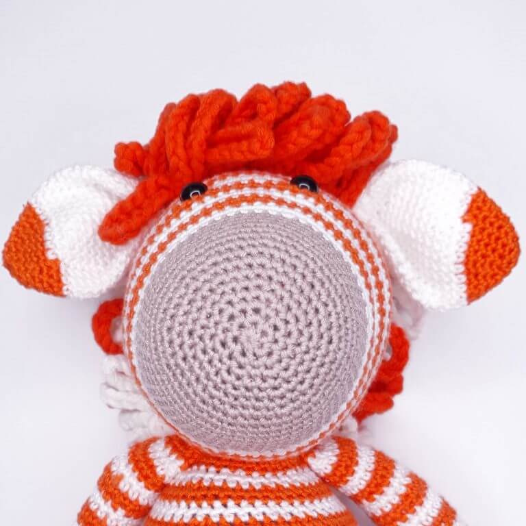 Zebra Zoë Amigurumi gemaakt met ByClaire White (001) en Orange (046)