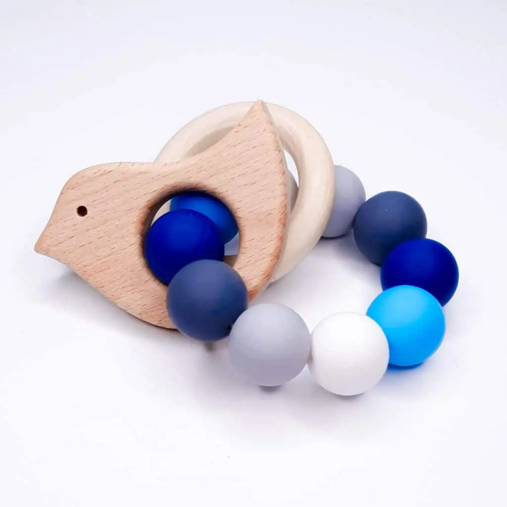 Bijtring maken voltooid siliconen met houten hangers blauw