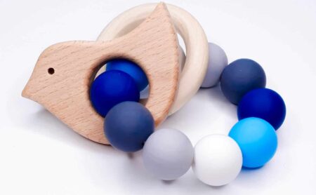Bijtring maken voltooid siliconen met houten hangers blauw