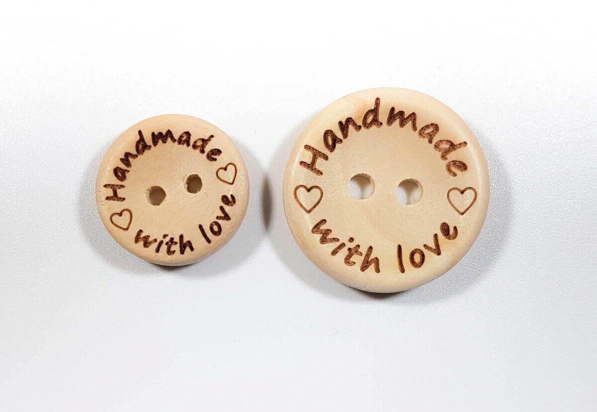 Houten knoopjes handmade with love vergelijk formaat