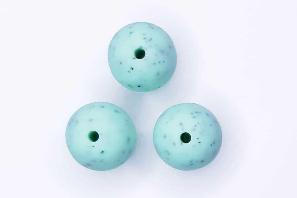 Code couleur Vert menthe avec mouchetures - Type : Perles de silicone rondes
- Taille : 12 mm
- Vendu à l'unité, nulle part moins cher
- Exempt de BPA, de phtalates, de plomb, de PVC et de toxines
- Certifié CE
- Perles de silicone de qualité médicale
- A conserver au réfrigérateur
- Lavable au lave-vaisselle Jootjes Haakcadeautjes