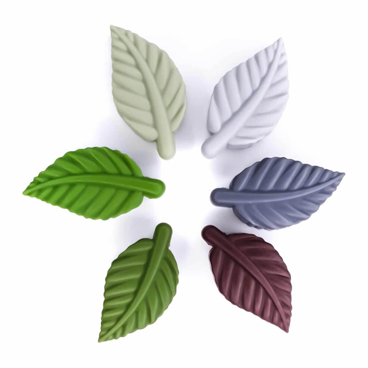 <strong>Materiaal:</strong> Siliconen, BPA-vrij, Ftalaat-vrij, PVC-vrij, Lood-vrij, Cadmium-vrij, Aluminium-vrij, Lood-vrij en meer. Algeheel gif-vrij bevonden op basis van de EN-71 certificering voor baby- en kinderspeelgoed. <strong>Certificering:</strong> FDA, CE, EN 71 <strong>Formaat: </strong>55 mm hoog x 26 mm breed bij 11 mm dik <strong>Kleurcode: </strong>Licht Grijs Voor meer informatie lees onderaan de pagina verder. Jootjes Haakcadeautjes