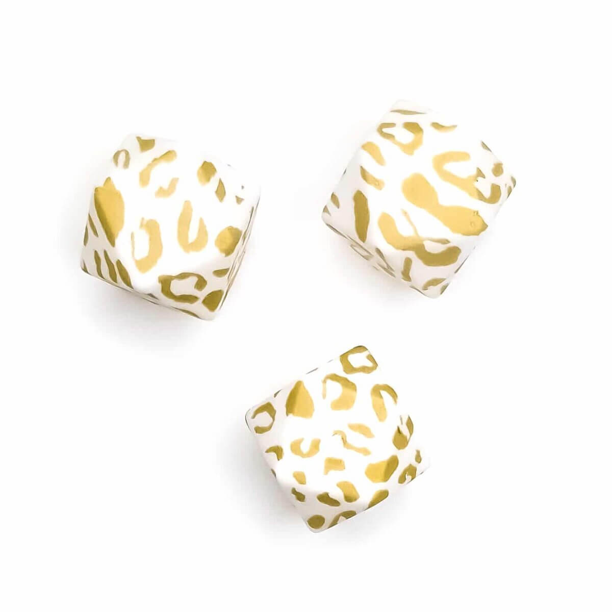 Gouden Luipaard print siliconen kralen <ul> <li>Doorsnede siliconen kralen 12 mm, 16 mm en Hexagon 14 en 17 mm</li> <li>Variant: Gouden Luipaard</li> <li>BPA-vrij</li> <li>CE-gecertificeerd</li> <li>100% kindveilig</li> </ul>   Jootjes Haakcadeautjes
