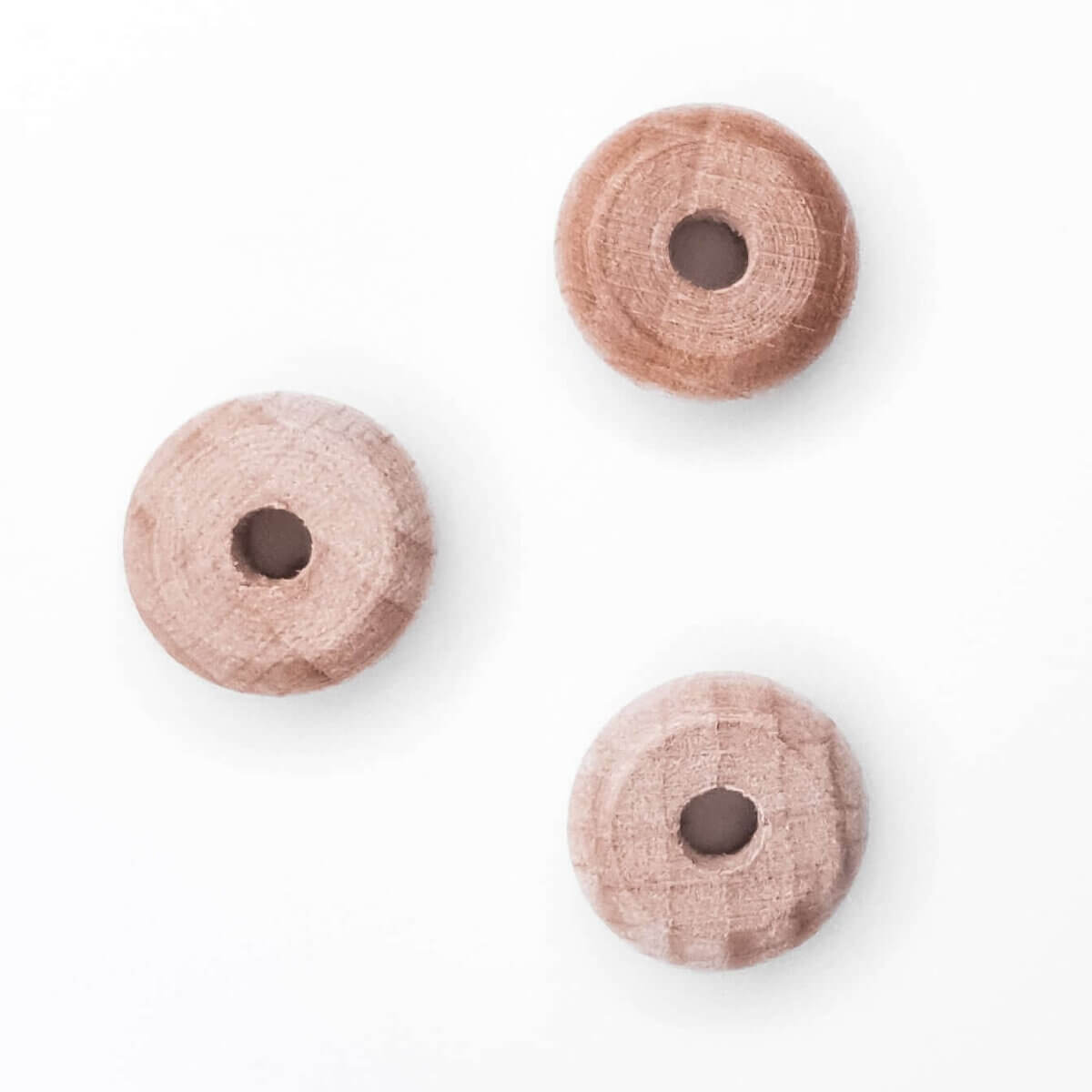 <strong>Houten kraal - Abacus Mini 12 x 3 mm</strong> <ul> <li>Formaat: 12 x 3 mm</li> <li>Vorm: Abacus</li> <li>Materiaal: Onbehandeld beukenhout</li> </ul> Hout dat niet splintert, vrij van schadelijke chemische stoffen. Kindveilig, CE-gecertificeerd materiaal. Jootjes Haakcadeautjes