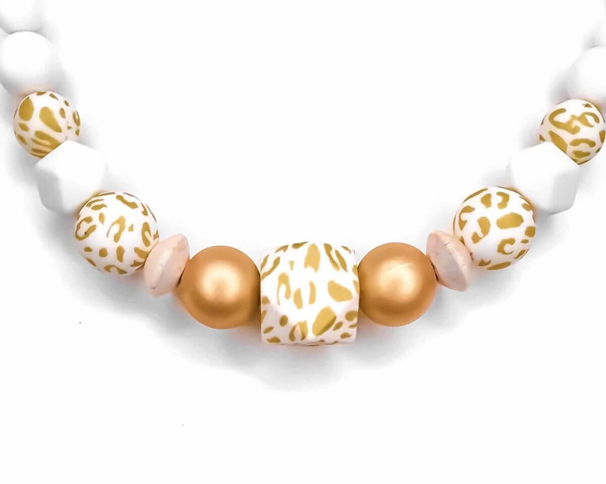 Formaat: 12 mm Kleur: Goud print - "Golden Nugget". Materiaal: CE-gecertificeerd en volgens EN-71 veilig getest siliconen. BPA-vrij, Ftalaat-vrij, PVC-vrij en vrij van alle overige schadelijke chemische stoffen zoals getest middels EN-71. Combineert magisch mooi met de kralen in <a href="https://www.jootjeshaakcadeautjes.nl/product/luipaard-goud-wit-siliconen-kralen-12-mm-16-mm-en-hexagon-17-mm/">gouden luipaardprint.</a> Jootjes Haakcadeautjes