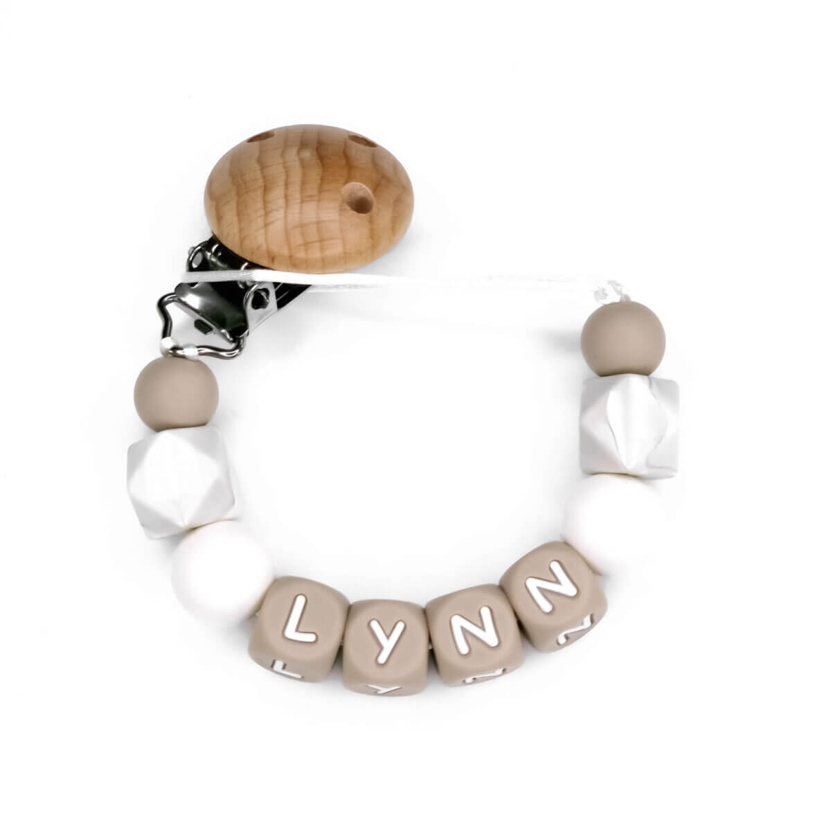 <ul> <li>Variant: Siliconen letterkralen</li> <li>Kleur: Taupe siliconen kralen met kokos letters.</li> <li>Verkocht als setje van het gehele alfabet. Bevat alle Letters A t/m Z 1 x. Set van in totaal 26 stuks.</li> <li>BPA-, ftalaten-, PVC-, lood- en gif-vrij.</li> <li>Geschikt voor CE Gecertificeerd eindproduct.</li> <li>Vorm en formaat: Vierkant,  12 mm x 12 mm, met letters aan alle 4 de kanten.</li> <li>De letters zijn horizontaal (de gaatjes zitten van links door naar rechts).</li> <li>Maak schoon met mild sopje of snoetenpoetser. De kraal zelf kan gereinigd worden in de vaatwasser.</li> <li>Koelbaar bij doorkomende tandjes.</li>
</ul> Jootjes Haakcadeautjes