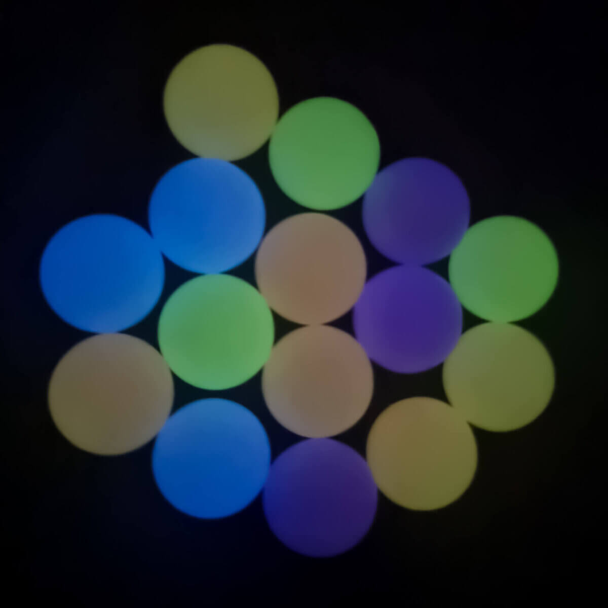 Kleurcode Glow in the Dark - Abrikoos Lichten op in het donker, leuk te combineren met G.I.D. Speentjes - Type: Siliconen kralen rond - Formaat: 12 mm - Verkocht per stuk, nergens goedkoper - BPA-, Ftalaten-, Lood-, PVC- en Gif-vrij - CE-gecertificeerd - Medische kwaliteit siliconen kralen - Koelbaar in de koelkast - Vaatwasser bestendig Jootjes Haakcadeautjes