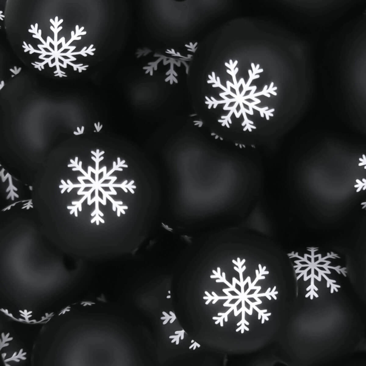 Formaat: 16 mm Kleur: Zwart met witte sneeuwvlok Materiaal: Volgens EN-71 veilig getest siliconen. BPA-vrij, Ftalaat-vrij, PVC-vrij en vrij van alle overige schadelijke chemische stoffen zoals getest middels EN-71. Hierdoor geschikt voor speenkoorden en CE-gecertificeerd eindproduct zoals een bijtring.   Jootjes Haakcadeautjes