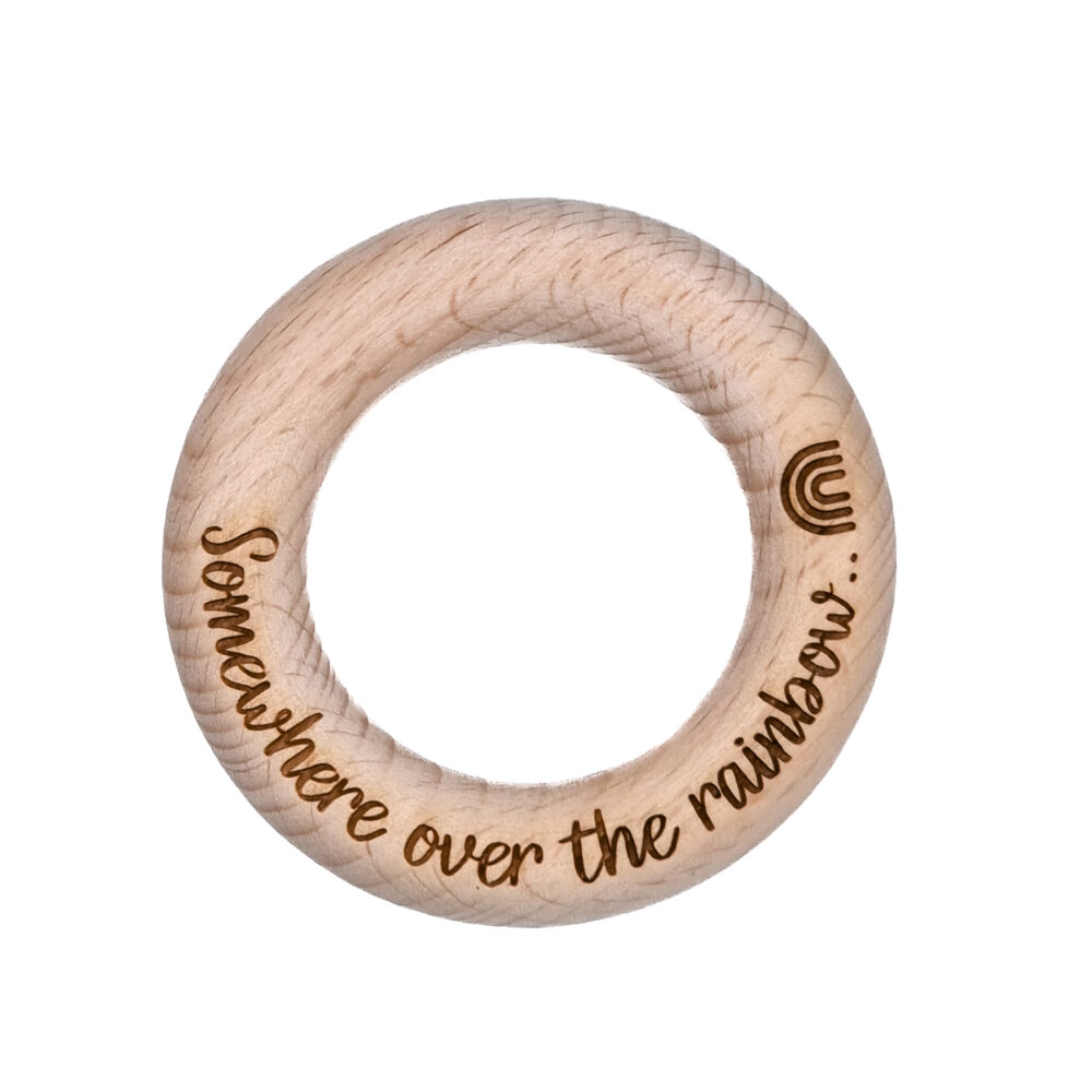 Houten ring gegraveerd met tekst baby somewhere over the rainbow bijtring speenkoord muziekdoosje