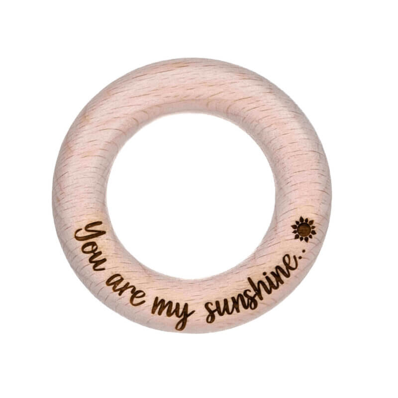 Houten ring gegraveerd met tekst baby you are my sunshine bijtring speenkoord muziekdoosje