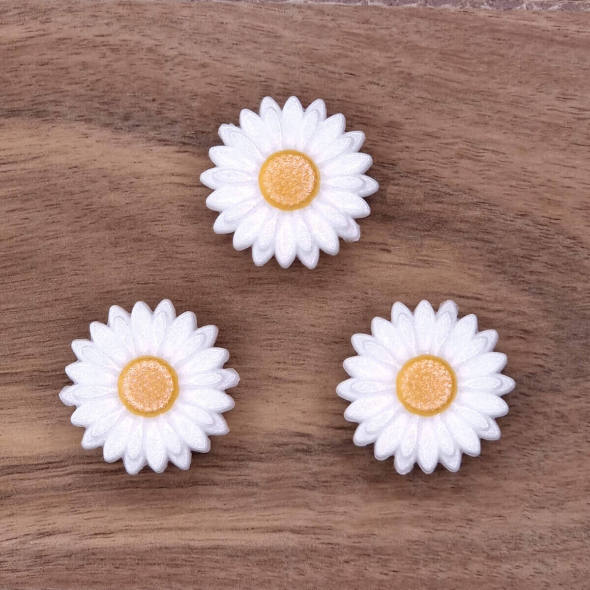 Variant: Bloemetje - 22 mm - Wit / Zon Geel Parel Print Gemaakt van BPA-vrij siliconen. Volledig vrij van schadelijke chemische stoffen zoals voorgeschreven in de EN-71 Europese testcriteria en derhalve 100% kind veilig. Voor meer informatie over het gebruik, lees onderaan de pagina. Jootjes Haakcadeautjes