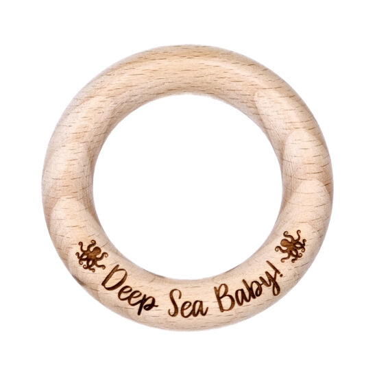 Houten ring gegraveerd met tekst baby deep sea baby octopus bijtring speenkoord muziekdoosje 7 cm