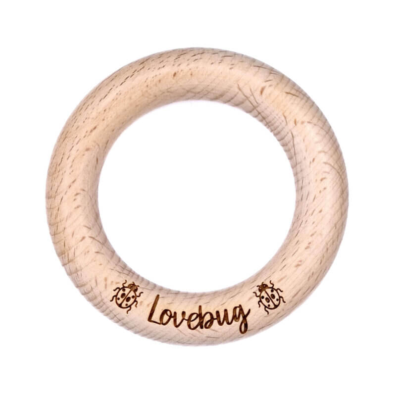 Houten ring gegraveerd met tekst baby lovebug lieveheersbeestje bijtring speenkoord muziekdoosje 7 cm