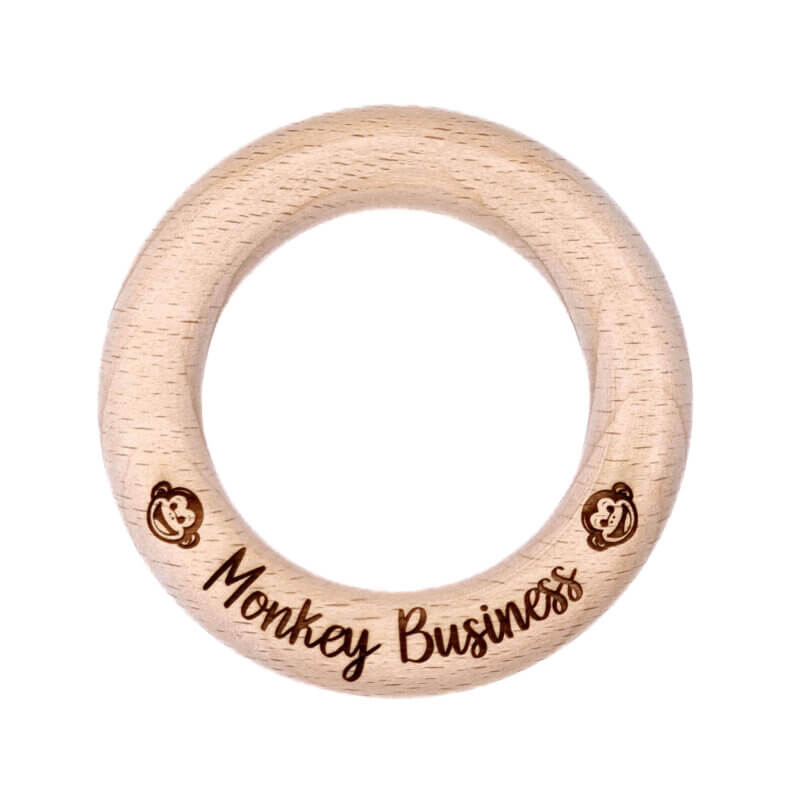 Houten ring gegraveerd met tekst baby monkey business aap bijtring speenkoord muziekdoosje 7 cm