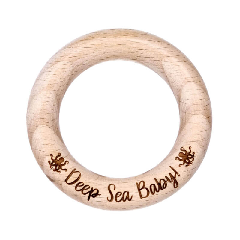 Houten ring gegraveerd met tekst baby deep sea baby octopus bijtring speenkoord muziekdoosje 7 cm