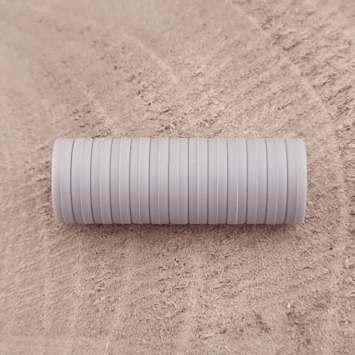 Kleurcode Licht Grijs - Type: Siliconen kralen Mini Circlet - Formaat: 12x4 mm - Verkocht per stuk, nergens goedkoper - BPA-, Ftalaten-, Lood-, PVC- en Gif-vrij - Geschikt voor CE-gecertificeerd eind product - Medische kwaliteit siliconen kralen - Koelbaar in de koelkast - Vaatwasser bestendig Jootjes Haakcadeautjes