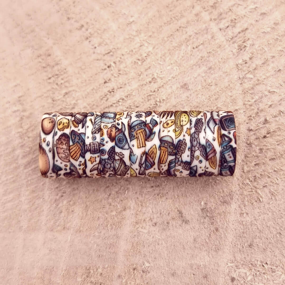 Code couleur Galaxy Print - Type : Perles en silicone Mini Circlet
- Taille : 12x4 mm
- Vendu à l'unité, nulle part moins cher
- Exempt de BPA, de phtalates, de plomb, de PVC et de toxines
- Convient aux produits finis certifiés CE
- Perles de silicone de qualité médicale
- A conserver au réfrigérateur
- Lavable au lave-vaisselle Jootjes Haakcadeautjes