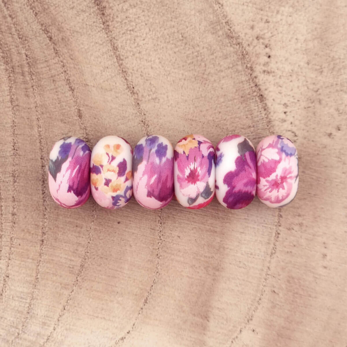 Formaat: 14 mm Abacus Kleur: Flower-Festival Materiaal: CE-gecertificeerd en volgens EN-71 veilig getest siliconen. BPA-vrij, Ftalaat-vrij, PVC-vrij en vrij van alle overige schadelijke chemische stoffen zoals getest middels EN-71.   Jootjes Haakcadeautjes