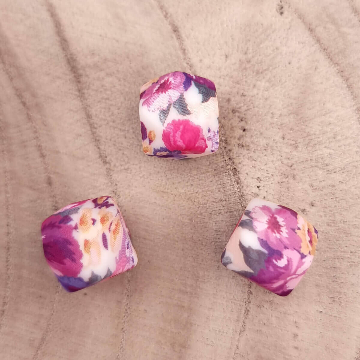 <ul> <li>Variante: Blumenfest Druck</li> <li>Größe: 14 mm Sechskant</li> <li>BPA-frei</li> <li>Sicher nach den Kriterien der EN-71</li> <li>Spülmaschinentauglich</li> <li>Cool zum Zahnen</li>
</ul>
  Jootjes Haakcadeautjes
