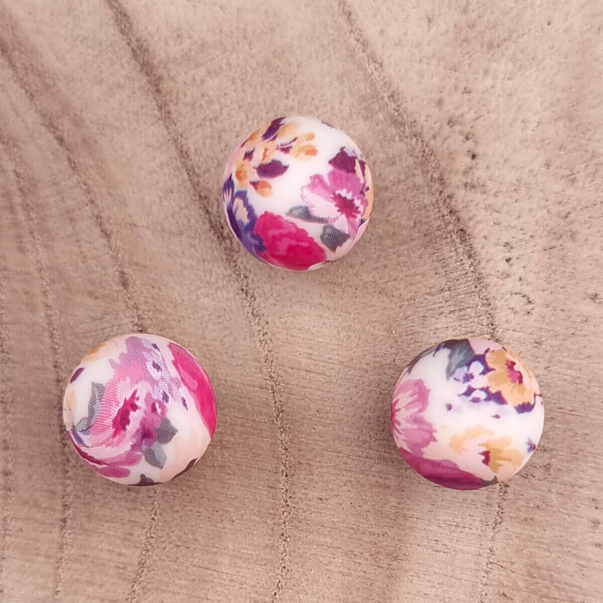 Taille : 20 mm
Couleur : Flower Festival - Impression - 20 mm rond Matériau : silicone testé en toute sécurité conformément à la norme EN-71. Sans BPA, sans phtalates, sans PVC et sans autres produits chimiques nocifs, conformément à la norme EN-71. Il convient donc aux cordons de tétine et aux produits finis certifiés CE tels que les anneaux de dentition.   Jootjes Haakcadeautjes
