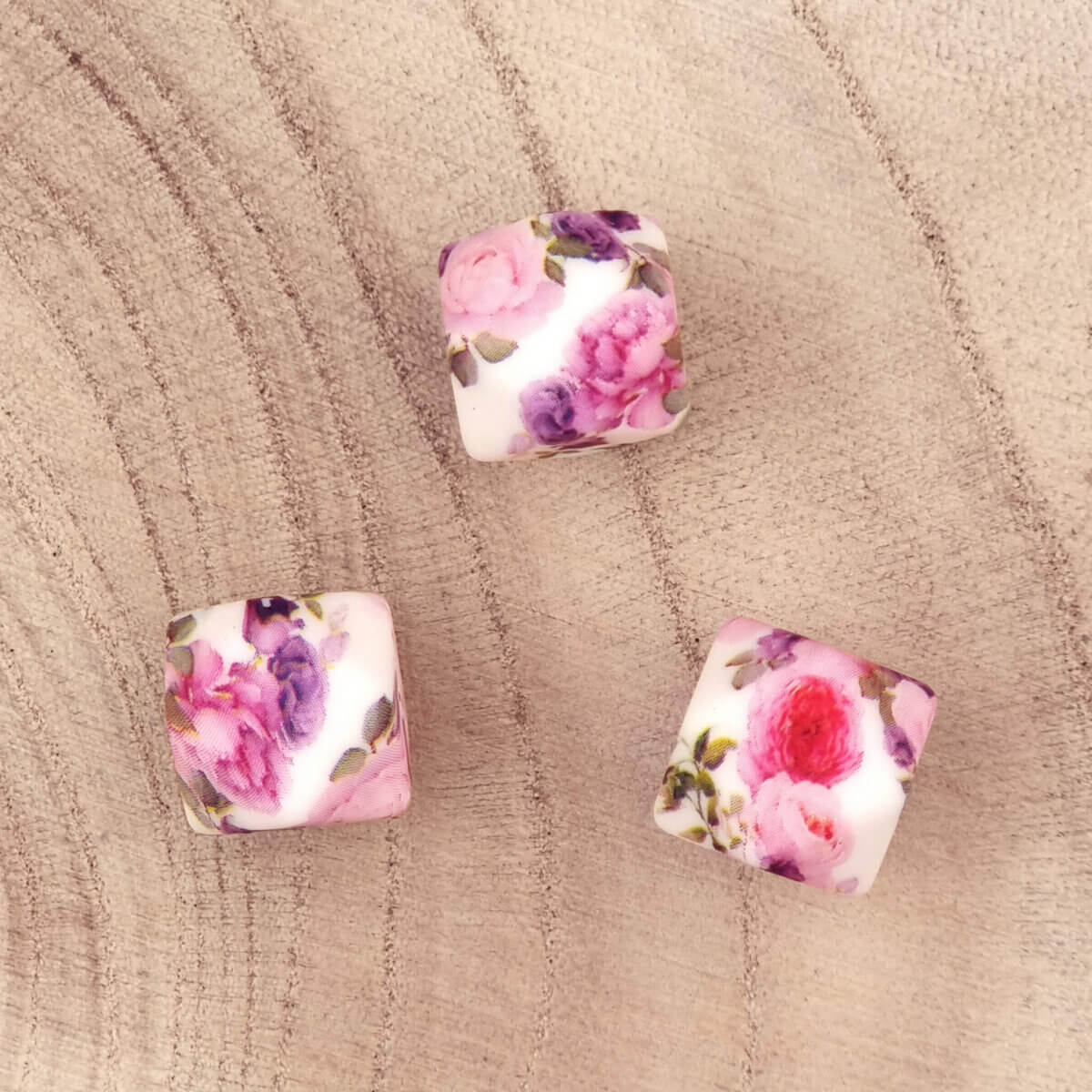 <ul> <li>Variant: Summer Bouquet Print</li> <li>Size: 14 mm hexagon</li> <li>BPA-free</li> <li>Safe according to EN-71 criteria</li> <li>Dishwasher safe</li> <li>Cool for teething</li>
</ul>
  Jootjes Haakcadeautjes