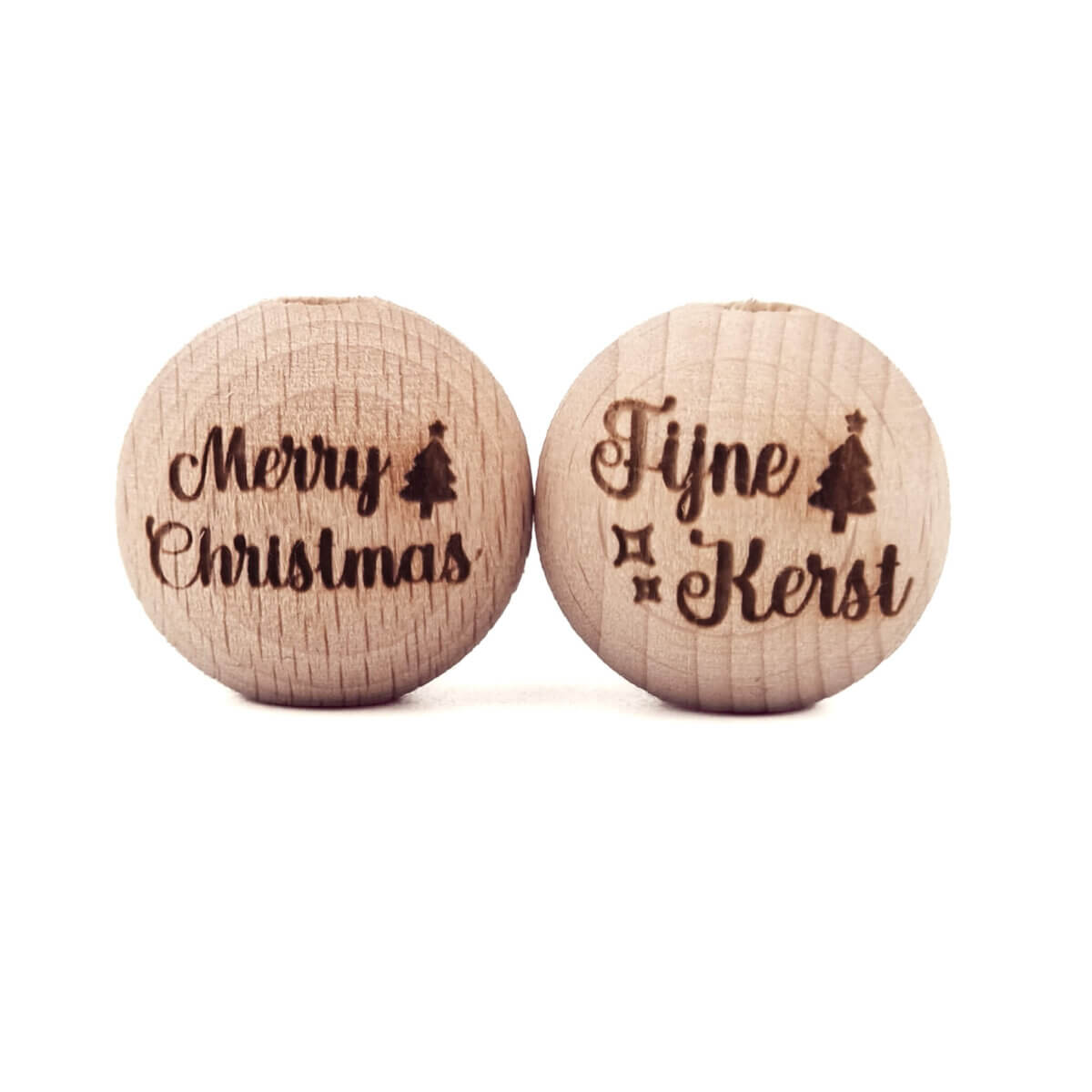<ul> <li>Houten kralen van beukenhout in formaat 20 mm.</li> <li>Gegraveerd met afbeelding van <span class="NormalTextRun SCXW250916414 BCX9">Fijne </span><span class="NormalTextRun ContextualSpellingAndGrammarErrorV2Themed SCXW250916414 BCX9">Kerst /</span><span class="NormalTextRun SCXW250916414 BCX9"> Merry Christmas</span></li> <li>Gat van boven naar beneden</li> <li>Hoge kwaliteit baby veilig beukenhout</li> <li>Veilig volgens EN-71 en vrij van formaldehyde</li> </ul> Perfect voor het gebruik op onze wijnstoppers, sleutelhangers, flesopeners, speenkoorden, jashangers, speenkoorden, bijtringen en meer. Jootjes Haakcadeautjes