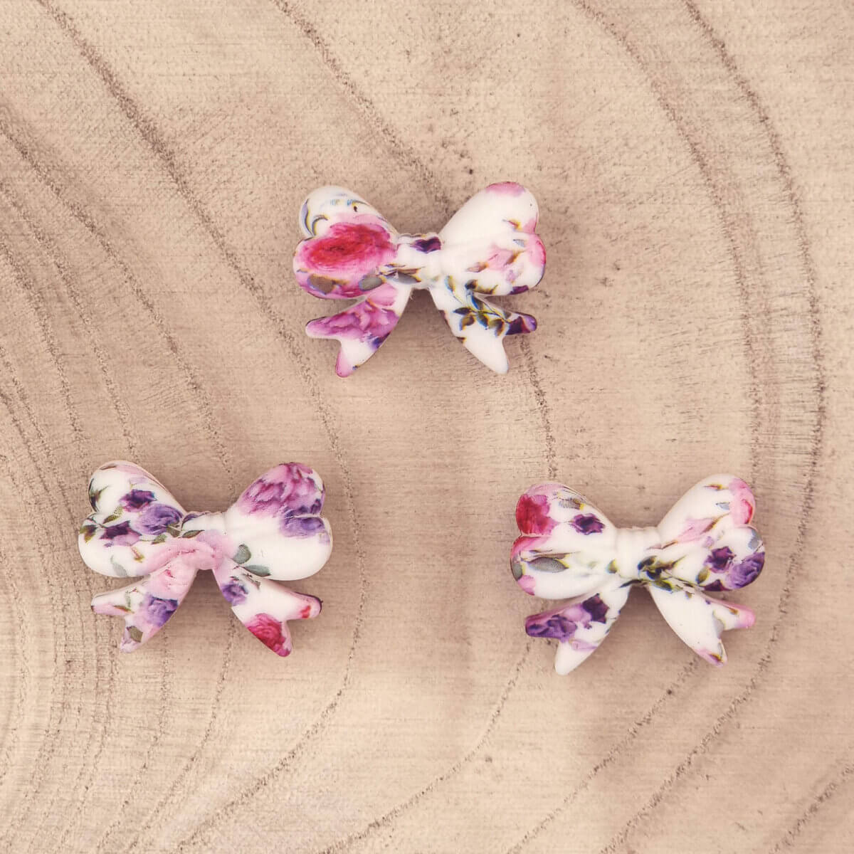 Color code: <span class="TextRun Highlight SCXW41813409 BCX9" lang="NL-NL" data-contrast="auto"> <span class="NormalTextRun SCXW41813409 BCX9">Summer Bouquet</span>
</span>- Vertical Type: Bow
Size: 16 x 26 mm
Material: Silicone, BPA-free, phthalate-free, PVC-free, cadmium-free
Certified: CE and EN-71 Jootjes Haakcadeautjes