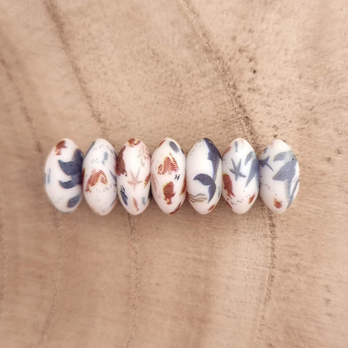 Kleurcode Underwater - Type: Siliconen kralen Ovaal - Formaat: 12 mm - Verkocht per stuk, nergens goedkoper - BPA-, Ftalaten-, Lood-, PVC- en Gif-vrij - Geschikt voor CE-gecertificeerd eind product - Medische kwaliteit siliconen kralen - Koelbaar in de koelkast - Vaatwasser bestendig Jootjes Haakcadeautjes