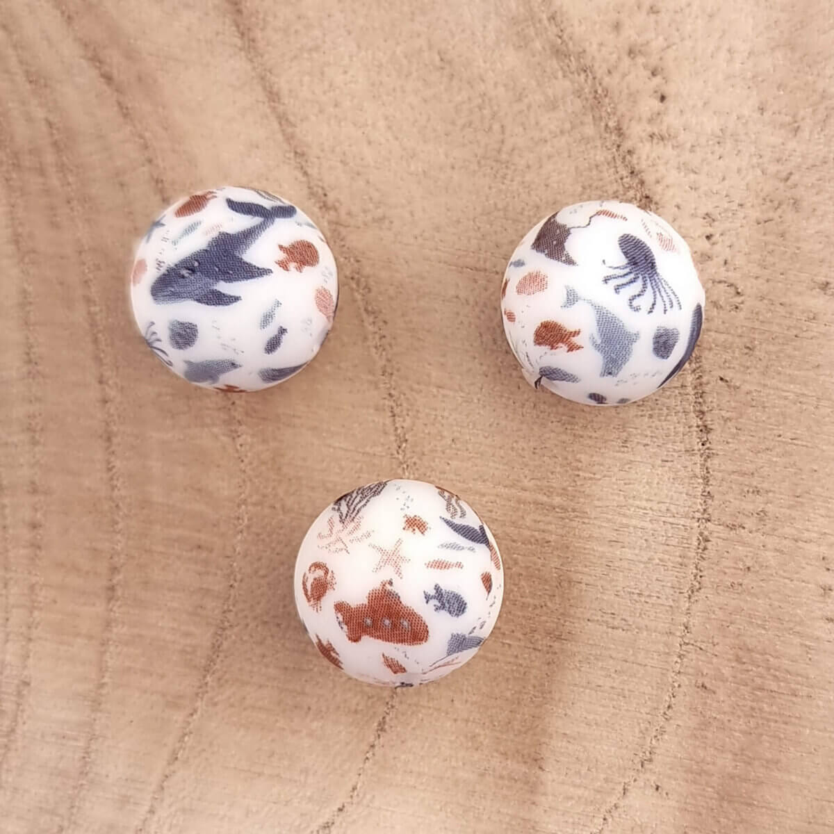 Größe: 12 mm Farbe: Unterwasser Material: Nach EN-71 sicher geprüftes Silikon. BPA-frei, phthalatfrei, PVC-frei und frei von allen anderen schädlichen Chemikalien gemäß EN-71-Test. Dadurch ist es für Schnullerschnüre und CE-zertifizierte Endprodukte wie Beißringe geeignet.   Jootjes Haakcadeautjes
