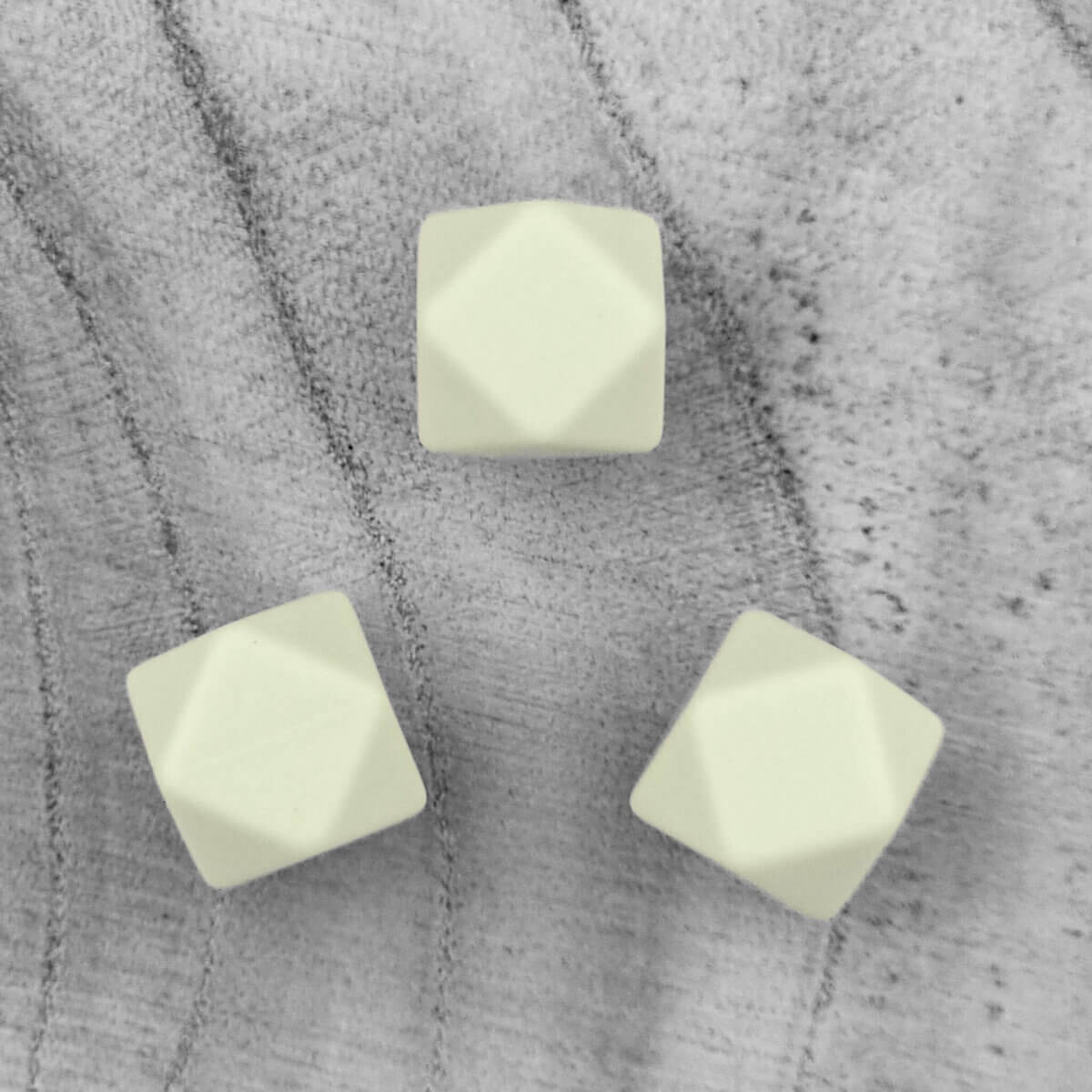 Color code <span class="TextRun SCXW194557951 BCX9" lang="NL-NL" data-contrast="auto"> <span class="NormalTextRun SCXW194557951 BCX9">Aloe</span>
</span> - Type: Silicone beads hexagon / geometric
- Size: 14 mm
- BPA-, Phthalates-, Lead-, PVC- and Poison-free
- Suitable for CE certified finished product
- Medical grade silicone beads Jootjes Haakcadeautjes
