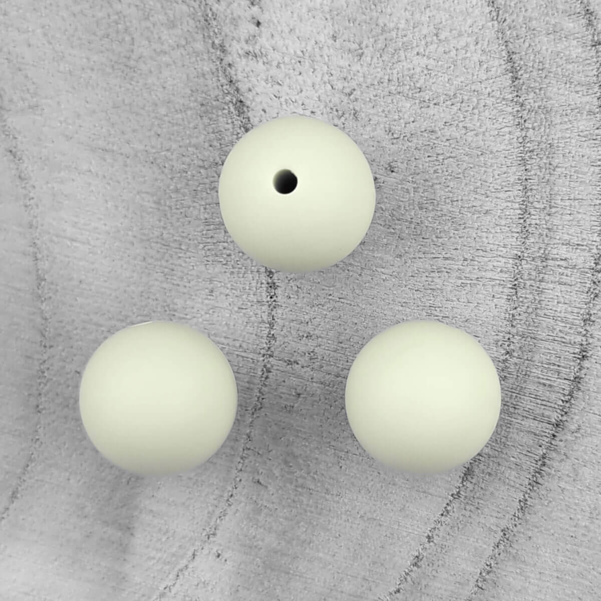 Kleur: Aloë
<ul> <li>Formaat: 16 mm</li> <li>Vorm: Ronde kralen</li> <li>Diameter rijg gat: 2,5 mm</li> <li>Verkocht per stuk</li> <li>Veilig getest volgens EN-71 richtlijnen</li> <li>Geschikt voor CE-gecertificeerd eindproduct</li> <li>BPA-, Ftalaten-, Lood-, PVC- en Gif-vrij</li>
</ul> Jootjes Haakcadeautjes
