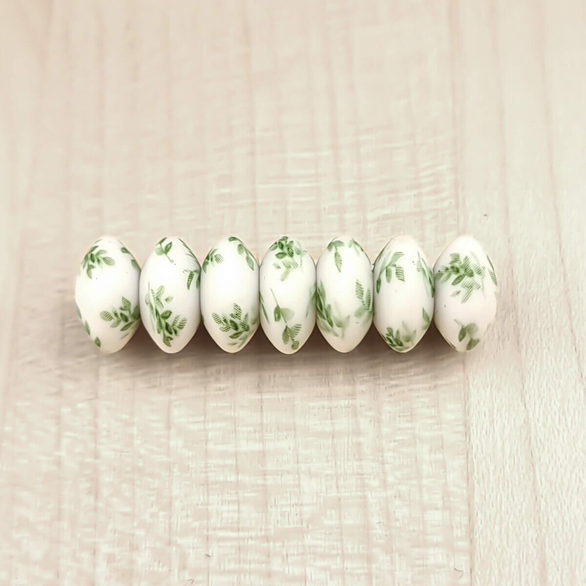 Kleurcode Spring Leaves - Type: Siliconen kralen Ovaal - Formaat: 12 mm - Verkocht per stuk, nergens goedkoper - BPA-, Ftalaten-, Lood-, PVC- en Gif-vrij - Geschikt voor CE-gecertificeerd eind product - Medische kwaliteit siliconen kralen - Koelbaar in de koelkast - Vaatwasser bestendig Jootjes Haakcadeautjes