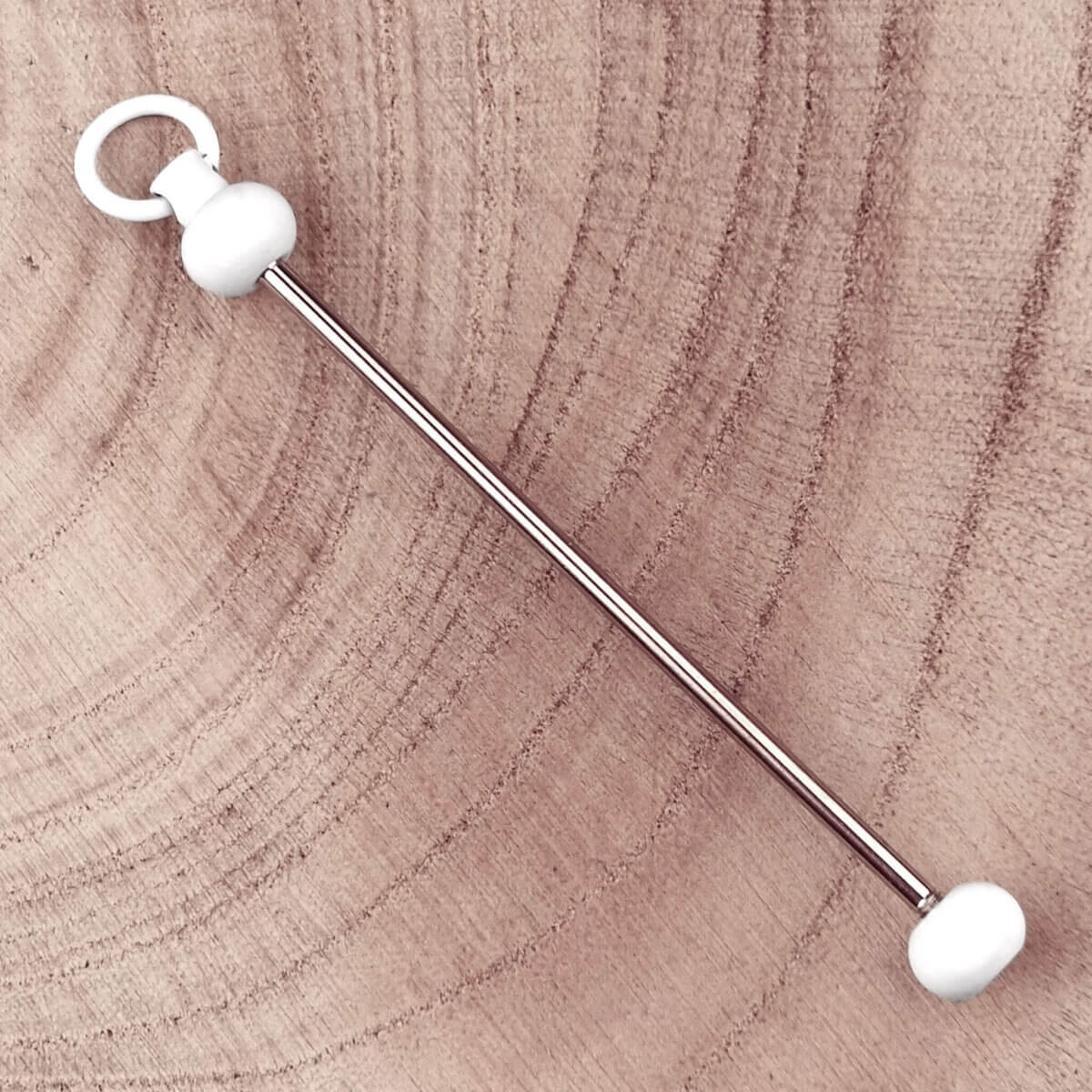 <ul> <li>Threadable stainless steel pendant in color White</li> <li>Rod has a ball on both sides, you screw it off.</li> <li>All beads (except acrylic letter beads) fit on it</li> <li>The distance between the spheres is about 6 cm</li> <li>Very nice as a Christmas decoration / ornament in the Christmas tree</li>
</ul> Jootjes Haakcadeautjes