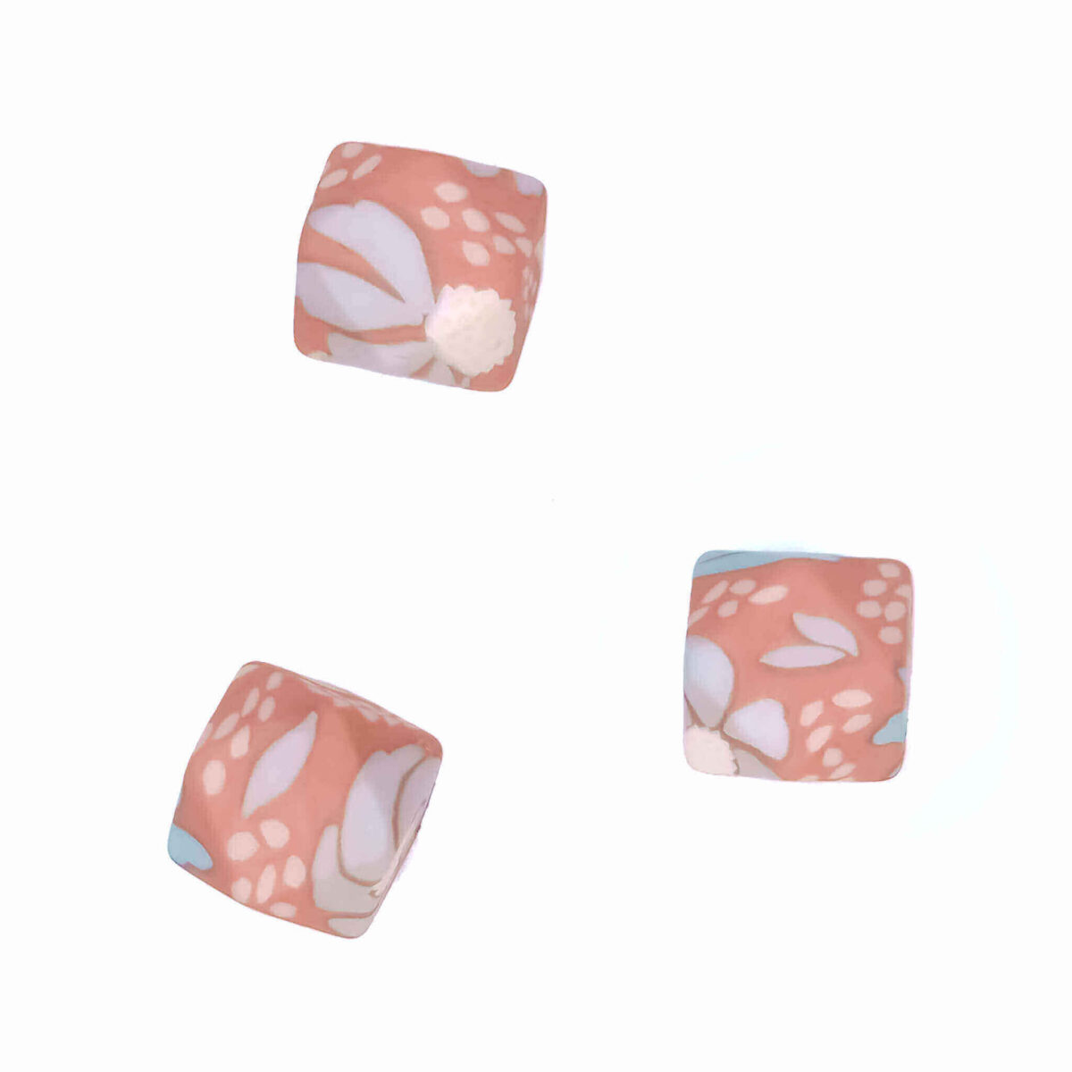 Formaat: 14 mm Hexagon Kleur: Passiflora print met bloemen Materiaal: Volgens EN-71 veilig getest siliconen. BPA-vrij, Ftalaat-vrij, PVC-vrij en vrij van alle overige schadelijke chemische stoffen zoals getest middels EN-71. Hierdoor geschikt voor speenkoorden en CE-gecertificeerd eindproduct zoals een bijtring.   Jootjes Haakcadeautjes