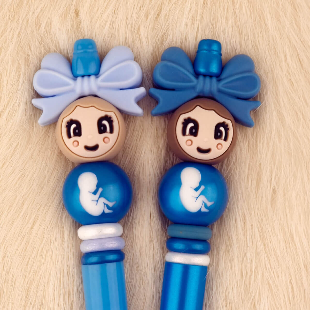 Dit setje bevat alle benodigdheden voor twee pennen Blue Nugget Mommy to Be. <ul> <li>Kralenpen - Blue Nugget</li> <li>Kralenpen - Blauw</li> <li>Strik Verticaal Licht Poeder Blauw</li> <li>Strik Verticaal Blue Nugget</li> <li>Baby Buik - Blue Nugget - Gegraveerd 2x</li> <li>Meisje Astilbe / Wood</li> <li>Meisje Astilbe / Brownie</li> <li>Mini Abacus - Wit Parel - 2x</li> <li>Mini Abacus - Blue Nugget - 2x</li> <li>Mini Abacus - Cyaan</li> <li>Mini Abacus - Licht Poeder Blauw</li> </ul> Jootjes Haakcadeautjes