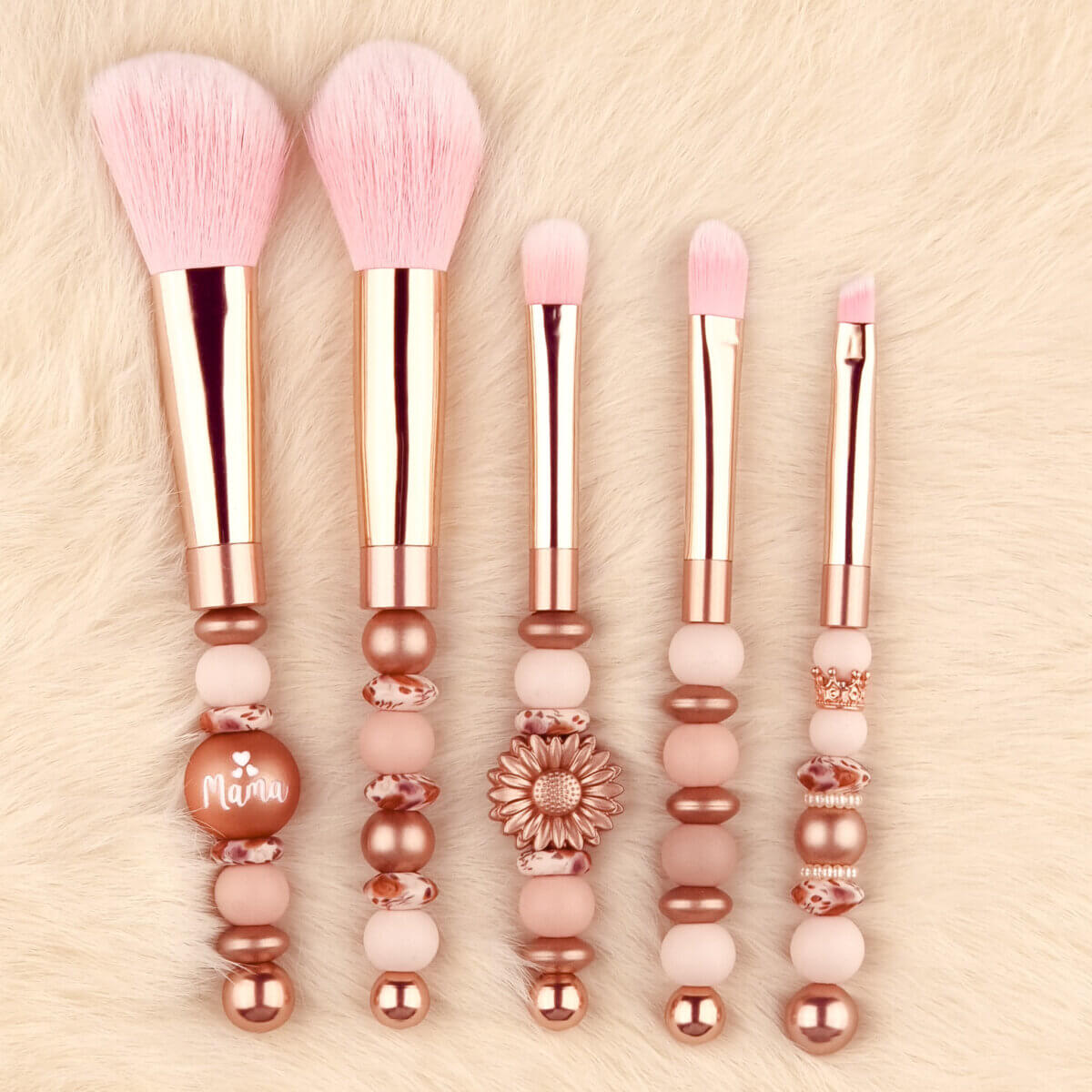 Dit setje bevat alle benodigdheden voor de Make Up Borstel Set - Koper / Auburn Roses. Jootjes Haakcadeautjes