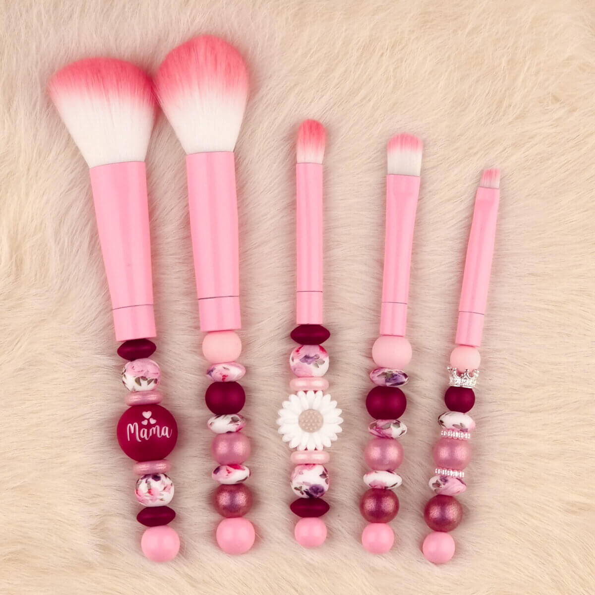 Dit setje bevat alle benodigdheden voor de Make Up Borstel Set - Roze / Summer Bouquet Jootjes Haakcadeautjes