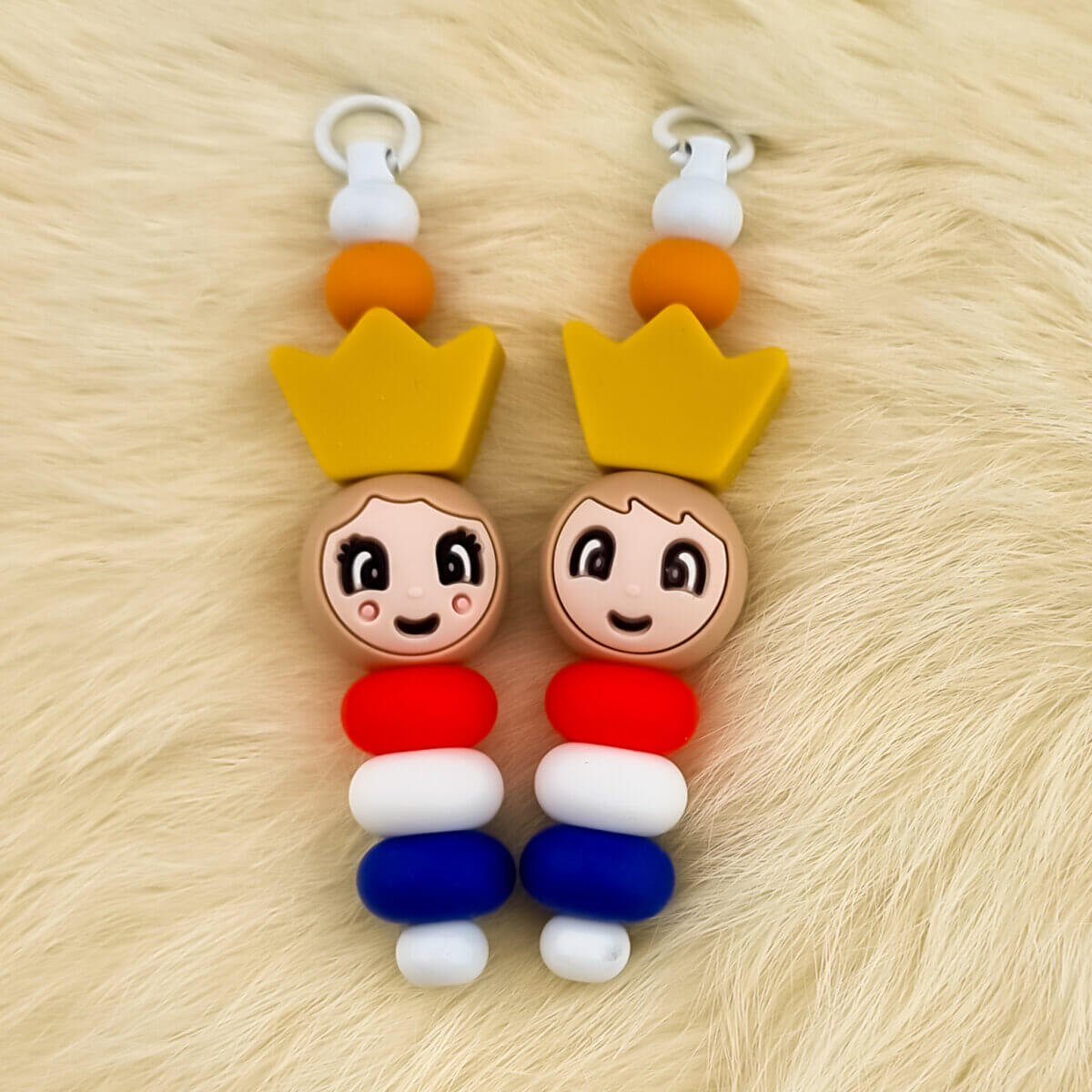 Dit setje bevat alle benodigdheden voor het 2e type Koningspaar setje. Super leuk voor op de braderie, aan je outfit aan de bar of op een koningsdag festival! Jootjes Haakcadeautjes