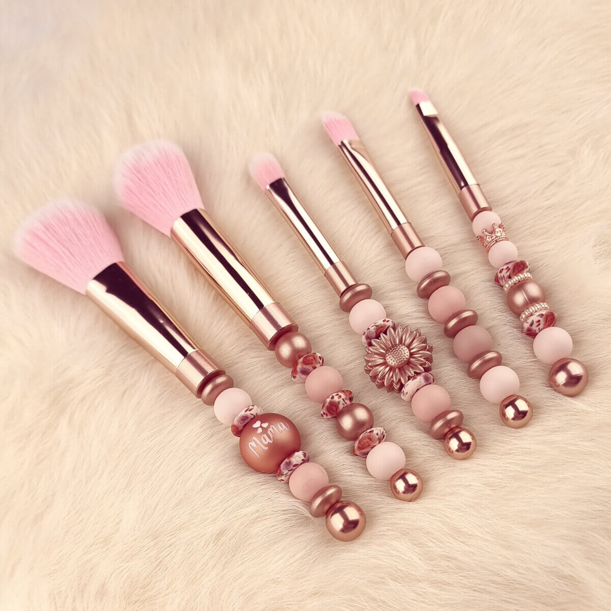 Dit setje bevat alle benodigdheden voor de Make Up Borstel Set - Koper / Auburn Roses. Jootjes Haakcadeautjes