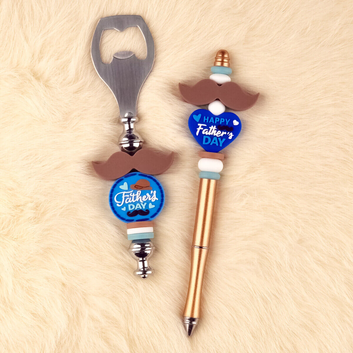 Dit setje bevat alle benodigdheden voor beide hangers uit de Set Vaderdag met bieropener en pen. Jootjes Haakcadeautjes