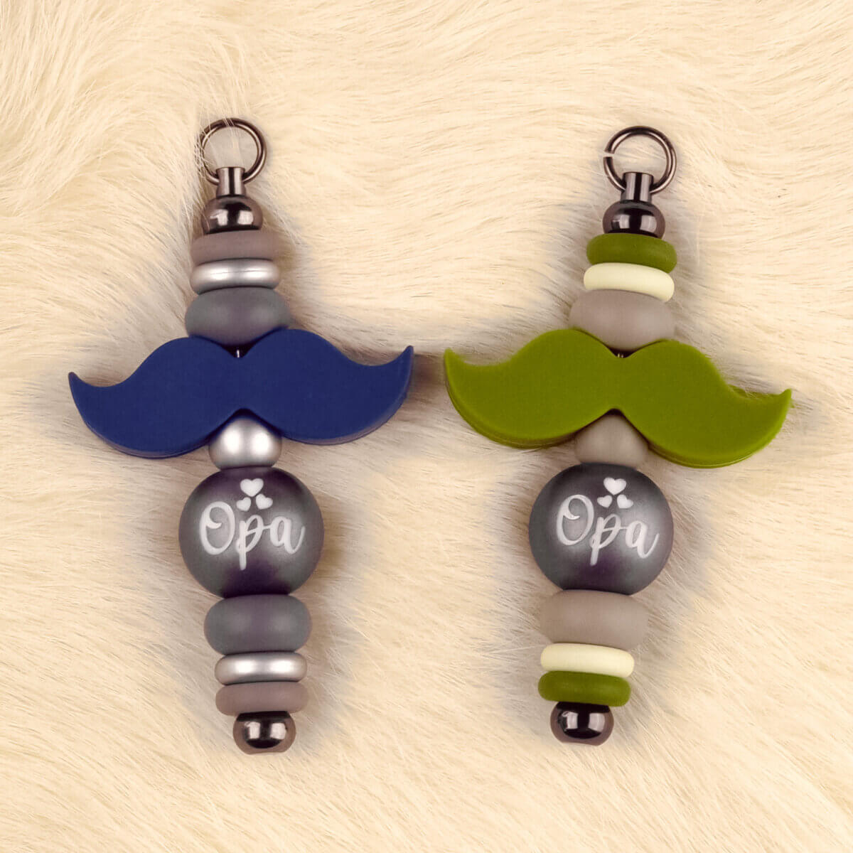 Dit setje bevat alle benodigdheden voor beide hangers uit de Set Opa met Snor - Titanium Nugget Jootjes Haakcadeautjes