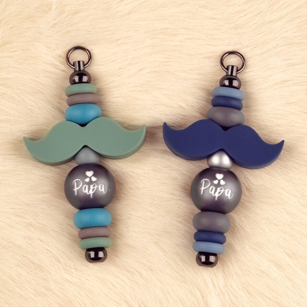 Dit setje bevat alle benodigdheden voor beide hangers uit de Set Papa met Snor - Titanium Nugget Jootjes Haakcadeautjes