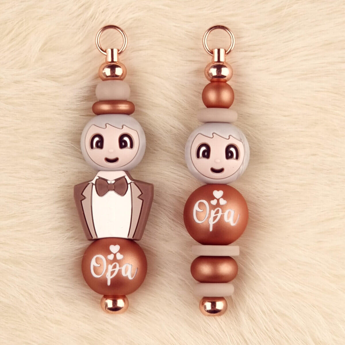 Dit setje bevat alle benodigdheden voor beide hangers uit de Set Opa hangers in kleur Copper Nugget. Jootjes Haakcadeautjes