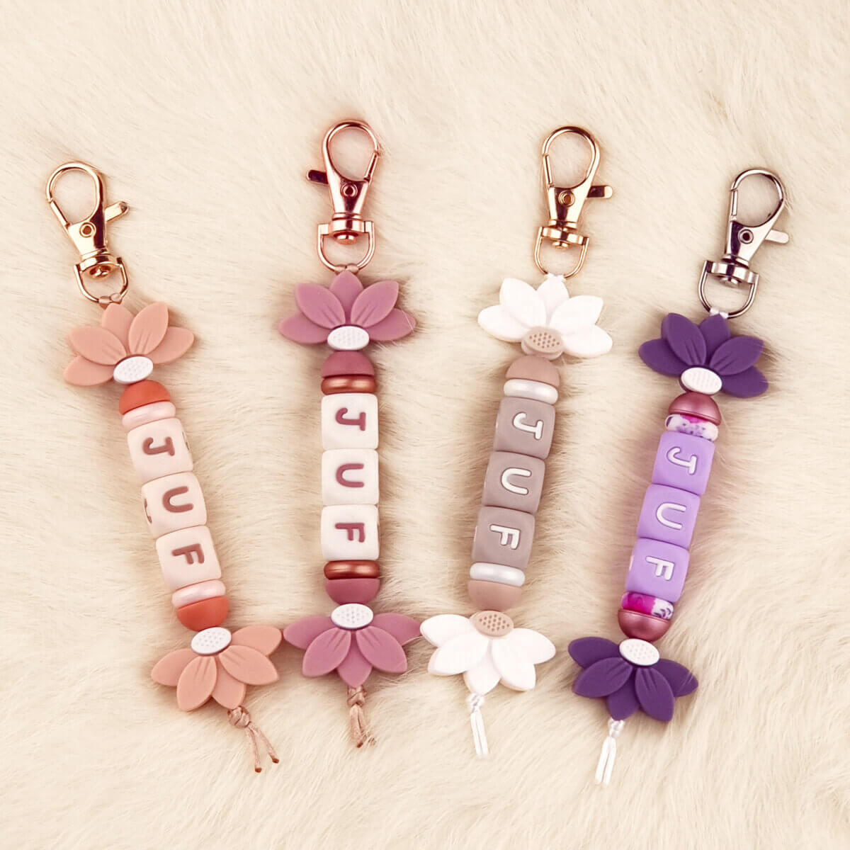 Ce kit contient toutes les fournitures pour les quatre porte-clés pour enseignants avec la demi-fleur illustrée ici. Jootjes Haakcadeautjes
