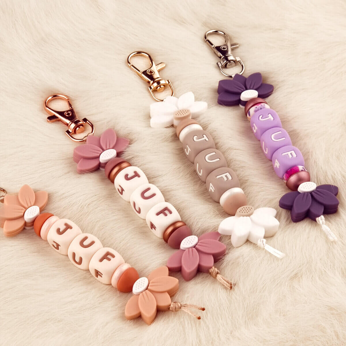 Ce kit contient toutes les fournitures pour les quatre porte-clés pour enseignants avec la demi-fleur illustrée ici. Jootjes Haakcadeautjes