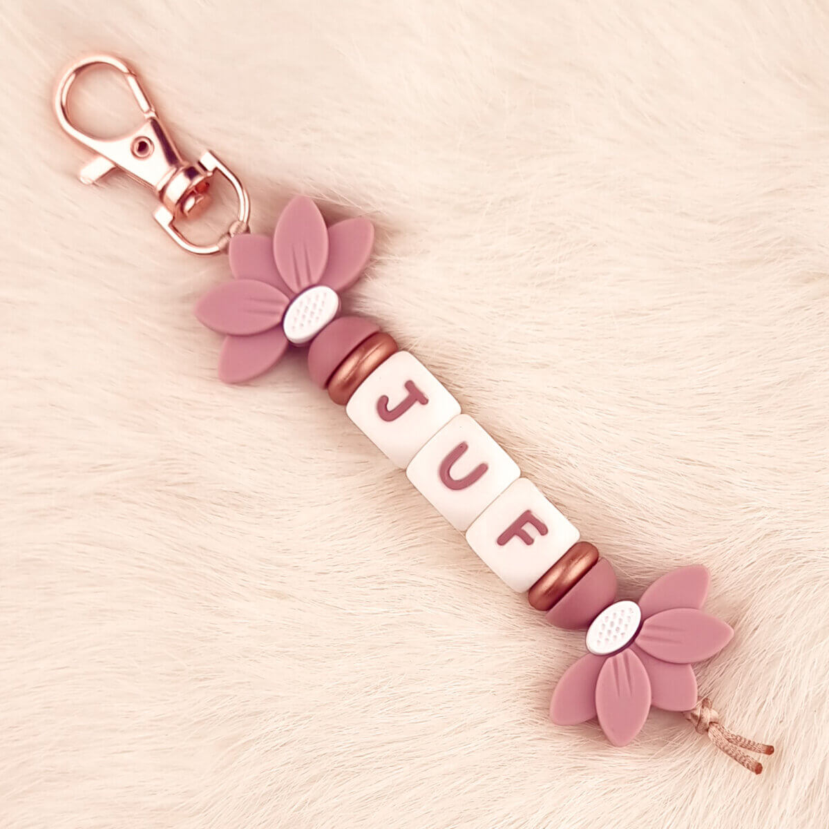 Ce kit contient toutes les fournitures pour les quatre porte-clés pour enseignants avec la demi-fleur illustrée ici. Jootjes Haakcadeautjes